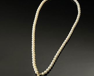 Vintage graduated Pearl Necklace w/ 14k Gold Clasp	18in Long  Center Pearl: 10x7.5mm	
