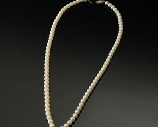 Vintage graduated Pearl Necklace w/ 14k Gold Clasp	18in Long  Center Pearl: 10x7.5mm	
