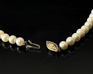 Vintage graduated Pearl Necklace w/ 14k Gold Clasp	18in Long  Center Pearl: 10x7.5mm	
