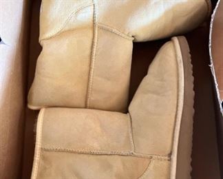 CLEAN UGGS! Hardly worn. Size 8/8.5