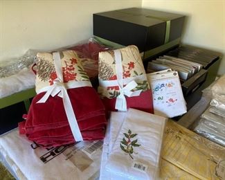 Holiday Linens, Decor, and Greeting Cards