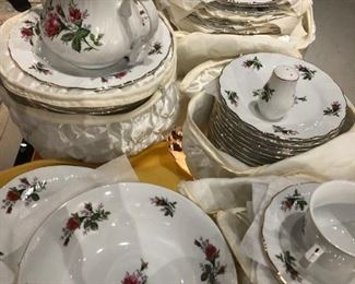 Set of China Lynn's China service for 16 "Victorian Rose"