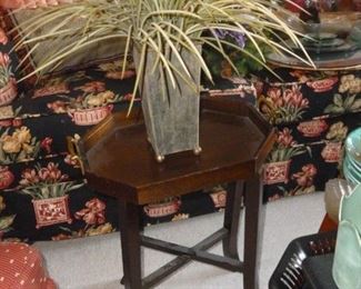 Occasional table with tray top