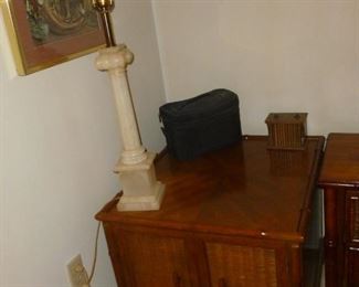 Nice end table w/Alabaster Lamp