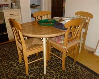 Nice kitchen table & chairs