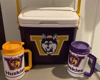 University of Washington Huskies Mugs and Cooler Set