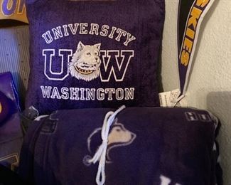University of Washington Huskies Blanket and Pillow
