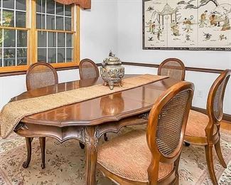Traditional style dining table & chairs 