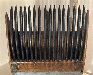 Cranberry Scoop Stand