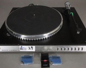 VINTAGE SANYO TURNTABLE PLUS Q50 WITH SHURE CARTRIDGE AND ACCESSORIES NO STYLUS ON CARTRIDGE