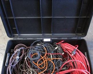 LOT WIRE IN CONTIGO TRAVEL CASE