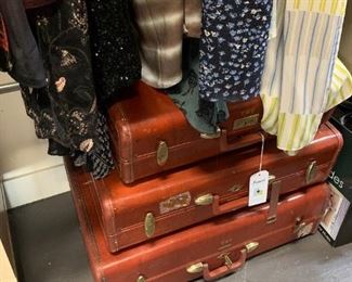 SET OF 3 VINTAGE BROWN SUITCASES W/ KEY 