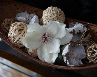 Several of very nice arranged drieds in baskets.