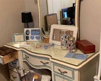 vanity/dressing table