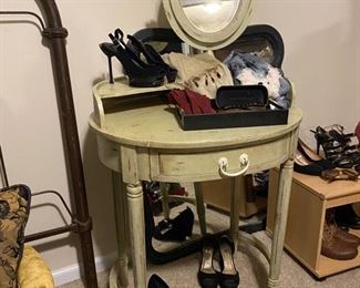 Side Table | Make-up table
