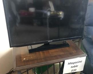 Samsung 28" TV on Magazine tabloe