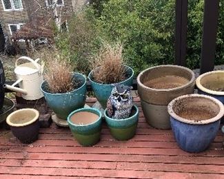 Lots of planters - assorted sizes & colors