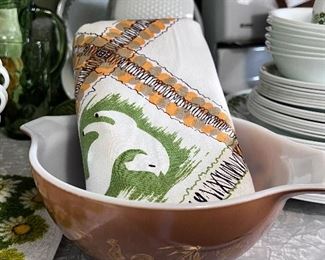 Wonderful Vtg. kitchen linens and Pryex Americana mixing bowl 