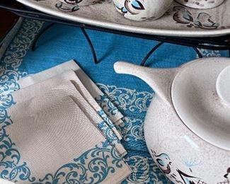 Beautiful unused Vtg. table linens - 4pc set of place mats & napkins  