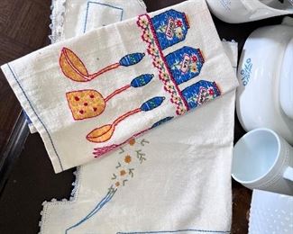 Lots of wonderful Like New - Vtg. kitchen linens