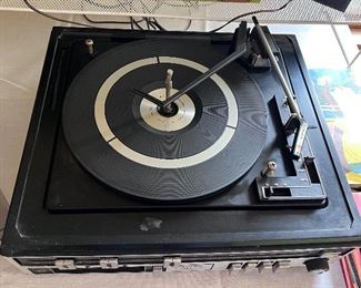 Lloyd's AM/FM Stereo Receiver & recorder player w/speakers