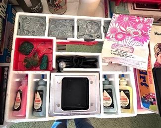 inside view - with all parts -- Fun Flowers by Mattel - Thing Maker