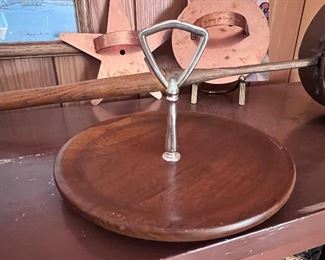 Wooden appetizer dish w/center handle