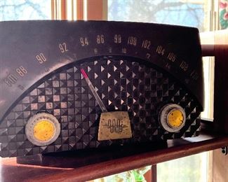 Vtg. Motorala Bakelite FM tube radio -model 7XM -Works