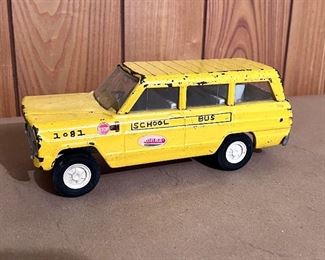 Vtg. pressed steel Tonka School Bus