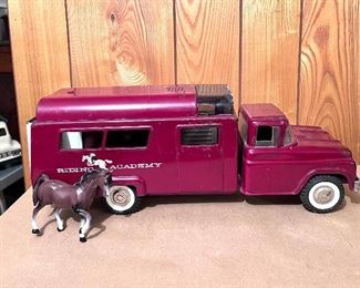 Vtg. pressed steel Buddy L Riding Academy trailer and horse