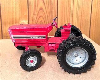 Vtg. pressed steel 4pc. Ertl international tractor, Disc plow, Spreader & trailer
