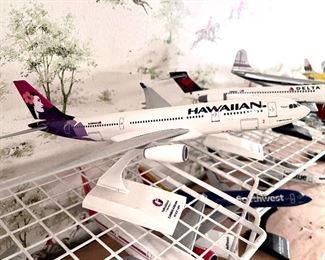Vtg. model Airplanes - Hawaiian Airlines, Airbus A330-200 - scale 1:200 - SOME OF THE PLANES MAY BE SOLD