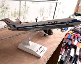 Vtg. model Airplanes - United Boeing 727-200 Scale 1:150 - SOME OF THE PLANES MAY BE SOLD
