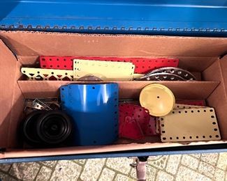 Gilbert Erector w/metal carrying case