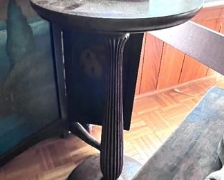 Sweet wooden pedestal table