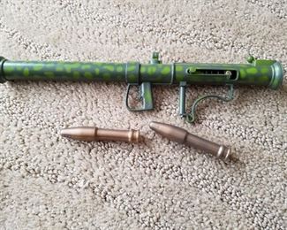 Vtg G.I. JOE Bazooka and shells