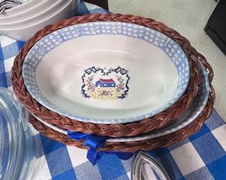 2 sizes - Serving bowls w/wicker tray