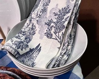 Lg. White bowls and napkins