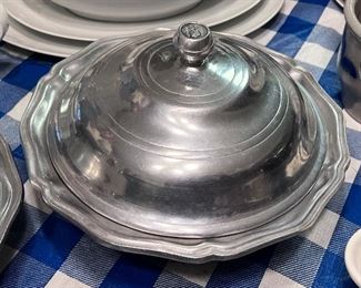 Wilton-Columbia Pa. pewter casserole dish w/lid