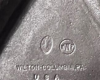 Wilton - Columbia Pa cast iron heart shaped muffin pan