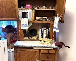 Vtg. Hoosier cabinet w/flour sifter attached