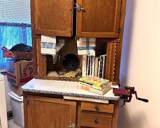 Vtg. Hoosier cabinet w/flour sifter attached.