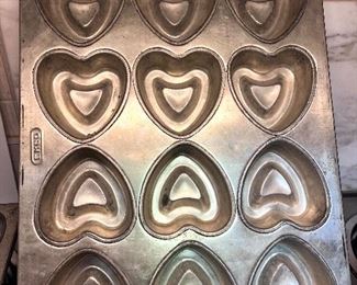 Vtg. Ekco heavy metal heart shaped pan