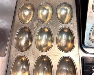 Vtg. Ekco heavy metal Egg shaped pan - Just in time for Easter