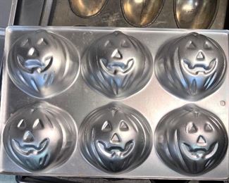 Jack-O-Lantern muffin pan