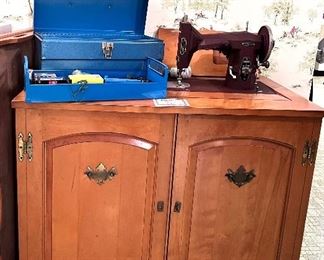 Sewing machine cabinet