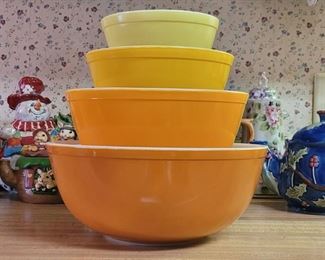 Pyrex Nesting Bowls