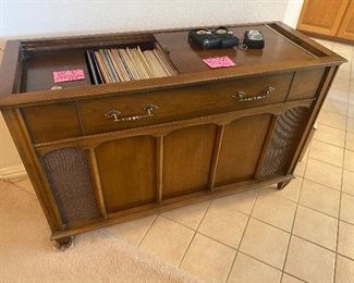 Stereo Hi Fi, works great! Albums are show tunes and movie sound tracks