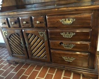 Detail on hutch base