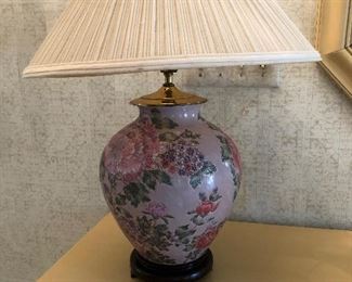 Table lamp with embellished floral base